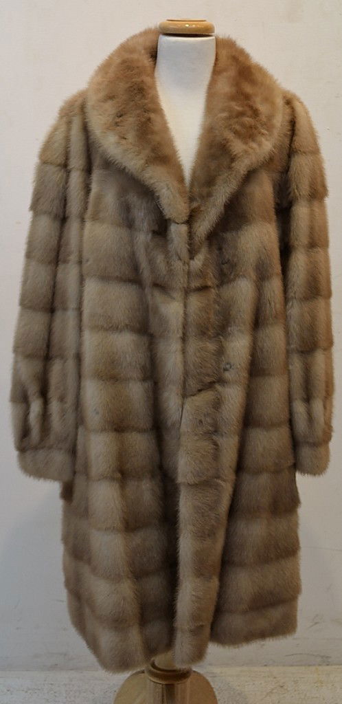 AUTUMN HAZE MINK 7/8 COAT: AUTUMN HAZE MINK 7/8 COAT Lined, horizontal pelts,wrap clasp closure, shawl collar. Very good condition. Yoke 18' sleeve 26'