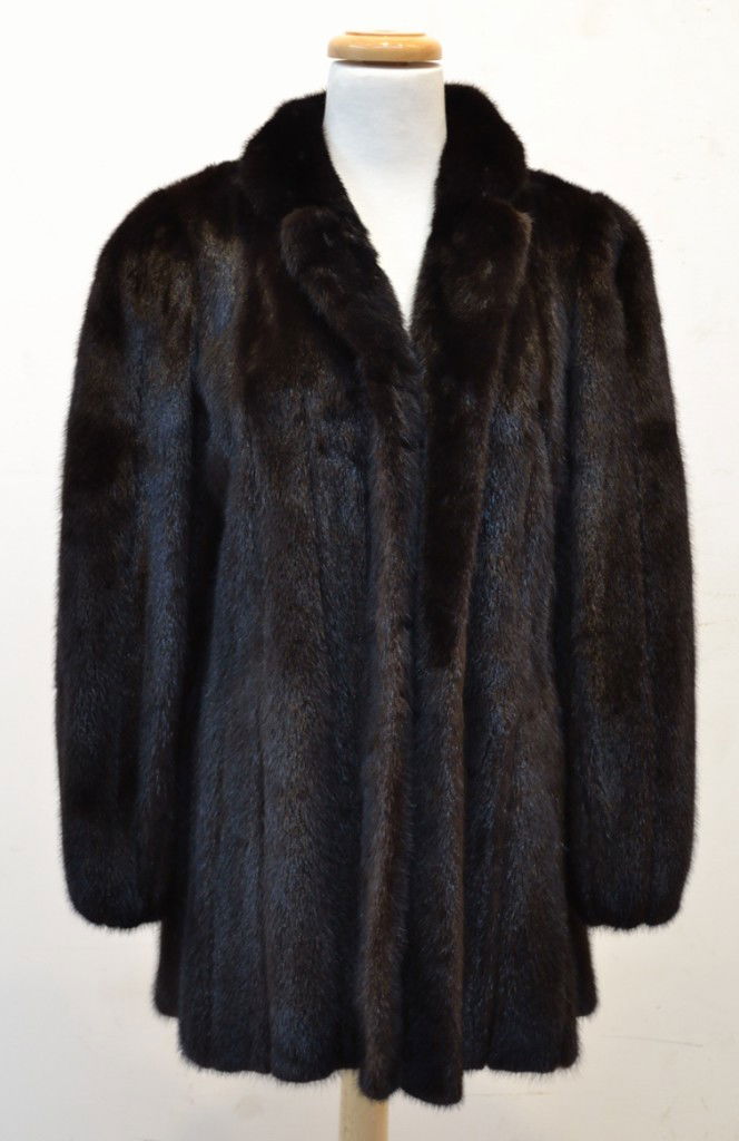 NATURAL RANCH MINK JACKET: NATURAL RANCH MINK JACKET Lined,buttom closure, notched collar. Very good condition. Yoke 17' sleeve 24½