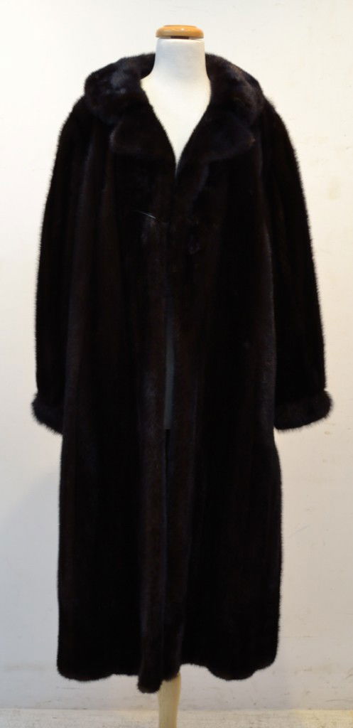 RANCH MINK FULL LENGTH COAT: RANCH MINK FULL LENGTH COAT With cuffed sleeves,lined, clasp closure notched collar. Very good condition. Yoke 16' sleeve 26'