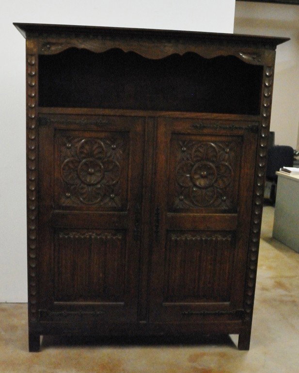 RENAISSANCE STYLE OAK BUFFET: RENAISSANCE STYLE OAK BUFFET 67x53x18 inches