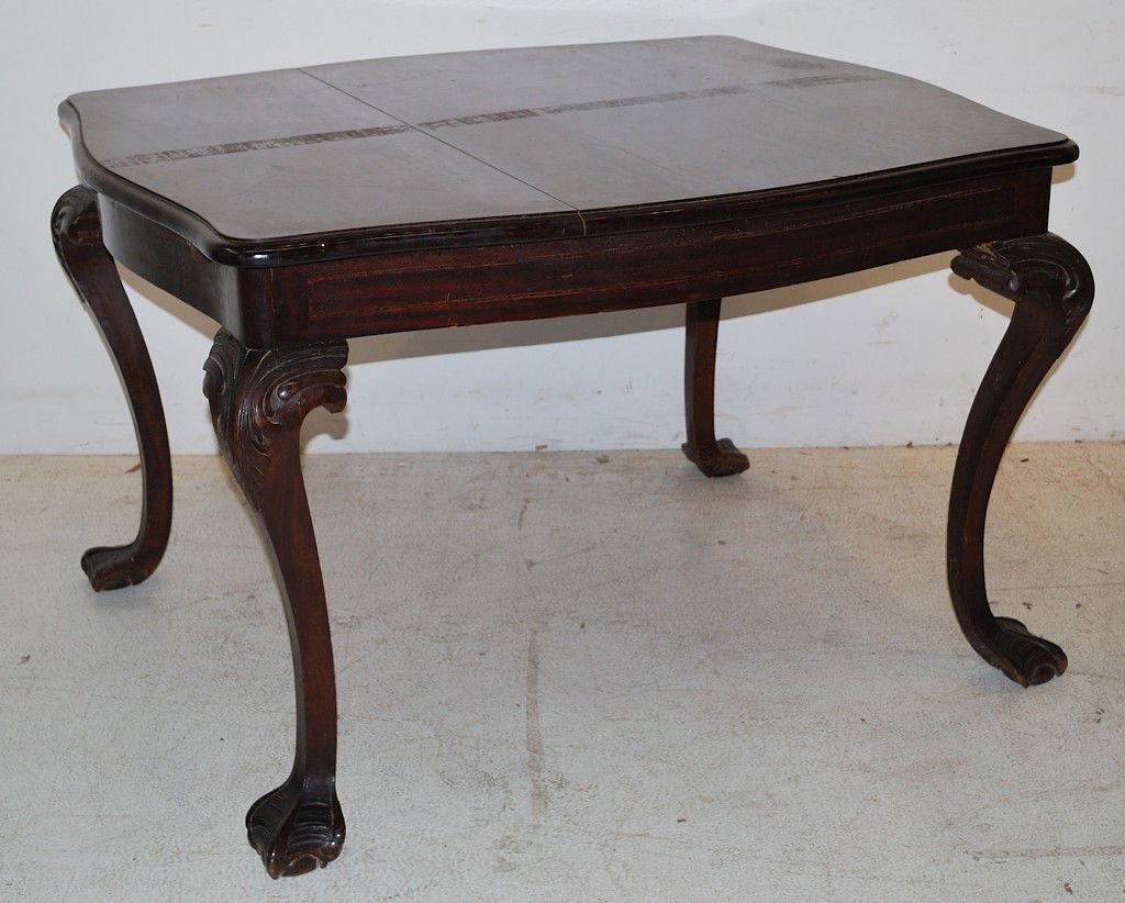 A CLAW & BALL DINING TABLE Late 19th Century: A CLAW & BALL DINING TABLE Late 19th Century 32 x 51½ x 43½ inches