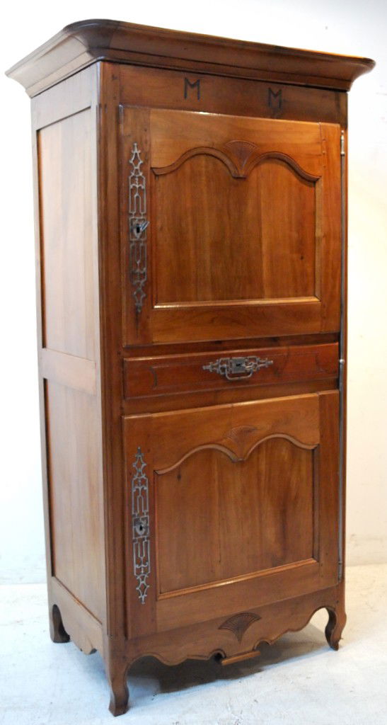 A WALNUT CALRENTO, 1810: A WALNUT CALRENTO, 1810 83½ x 44 x 28½ inches