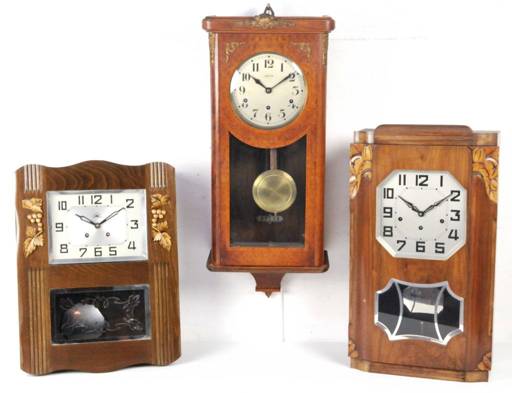 A GROUP OF WALL CLOCKS: A GROUP OF WALL CLOCKS 31 x 13 x 7 inches