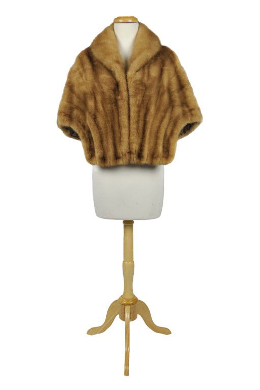 A PETITE MINK STOLE WITH POCKETS Excellent condit: A PETITE MINK STOLE WITH POCKETS This lined petite mink stole features a shawl collar and notched body with pockets. Excellent condition 48 "" long