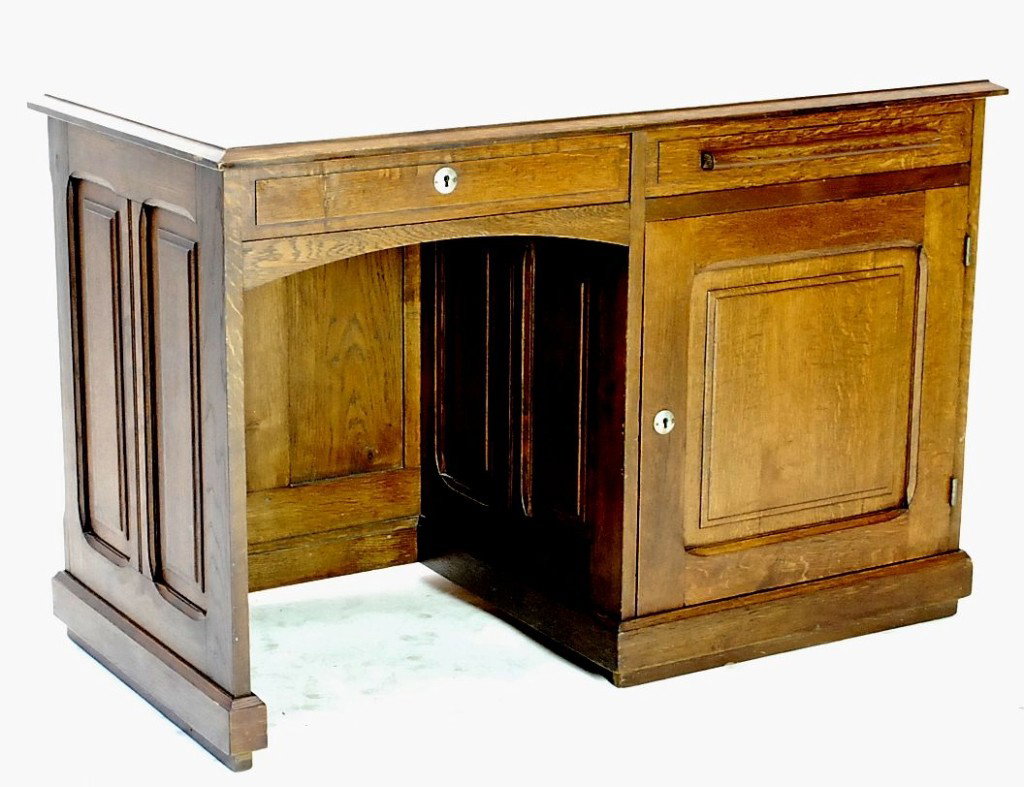 OAK DESK: OAK DESK 31 x 46½ x 24 inches