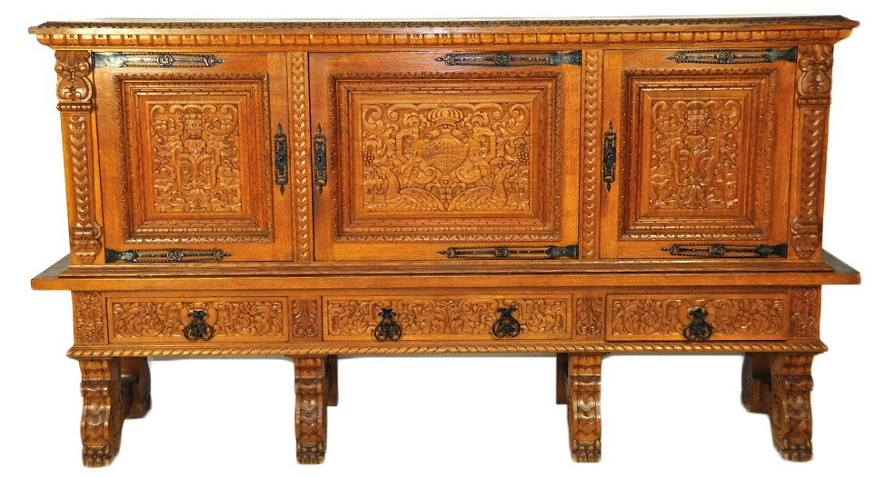 SPANISH CARVED OAK SIDEBOARD EARLY 20TH CENTURY: SPANISH CARVED OAK SIDEBOARD EARLY 20TH CENTURY 51½ x 95 x 22 inches