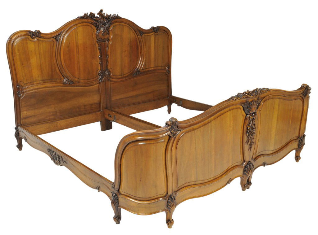 A FINE LOUIS XV STYLE WALNUT KING SIZE BED Early 2: A FINE LOUIS XV STYLE WALNUT KING SIZE BED Early 20th Century The headboard featuring a pair of large C-scrolls centered on a fountain of reeds and surmounted by aserpentine crest rail; with unusually