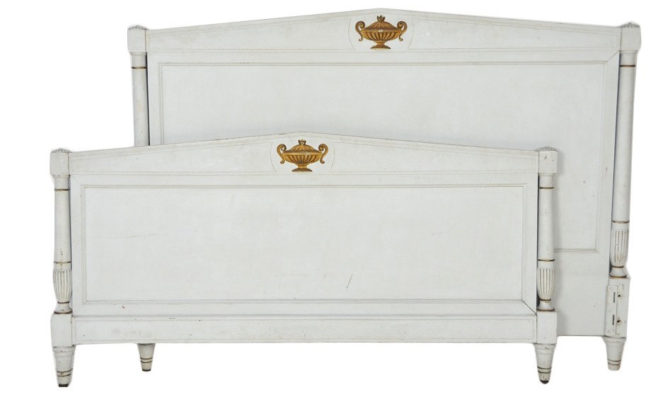 LOUIS XV STYLE PAINTED BED: LOUIS XV STYLE PAINTED BED W: 45½ inches
