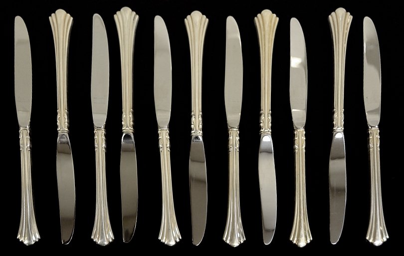 11 REED AND BARTON STERLING DINNER KNIVES: 11 REED AND BARTON STERLING DINNER KNIVES The pattern introduced in 1971 is Eighteenth Century. These are in very good used condition with a silver weight of 13.0 oz. (weight excludes ss blades).