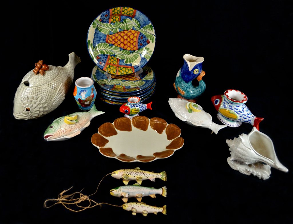 16 PIECE GROUP OF FISH RELATED POTTERY INCLUDING DES: 16 PIECE GROUP OF FISH RELATED POTTERY INCLUDING DESIMONE FOR VIETRI AND FITZ & FLOYD