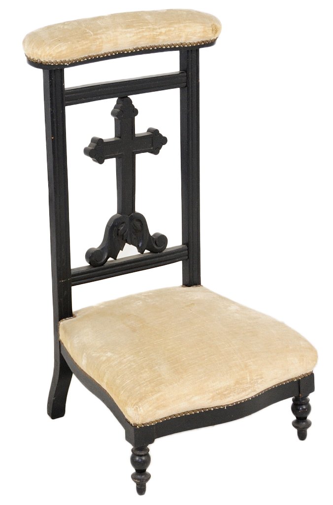 ANTIQUE HAND CARVED WALNUT PRIE-DIEU: ANTIQUE HAND CARVED WALNUT PRIE-DIEU 19th Century Hand carved center back splat in the form of a cross with finial turned feet. 35½ x 19 x 17 inches