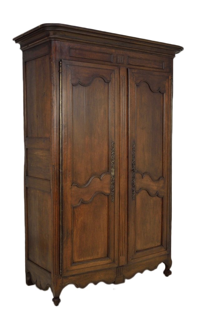 18TH CENTURY LOUIS XV STYLE OAK ARMOIRE: 18TH CENTURY LOUIS XV STYLE OAK ARMOIRE 18th Century Coquille shaped door panels with accent carvings, stepped and shaped crown, shaped and scalloped base with cabriole foot. 92½ x 62 x 28½ inches