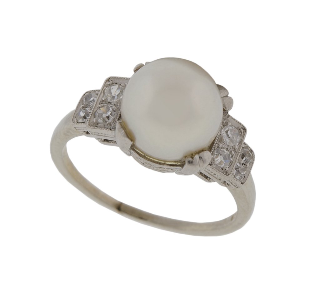 14KT WHITE GOLD PEARL AND DIAMOND RING: 14KT WHITE GOLD PEARL AND DIAMOND RING 1st half 20th Century Design includes chased decoration and beaded edge with old european cut diamonds set on each side of a large pearl. Pearl measures approx. 