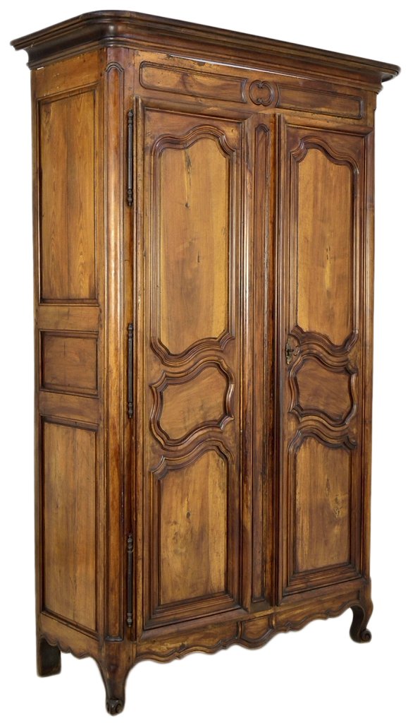 ANTIQUE CHATEAU SIZED LOUIS XV STYLE ARMOIRE: ANTIQUE CHATEAU SIZED LOUIS XV STYLE ARMOIRE 19th Century, France This impressive Louis XV style, two door, oak armoire is crowned by an inverted, stepped cornice, the frieze having carved French deta