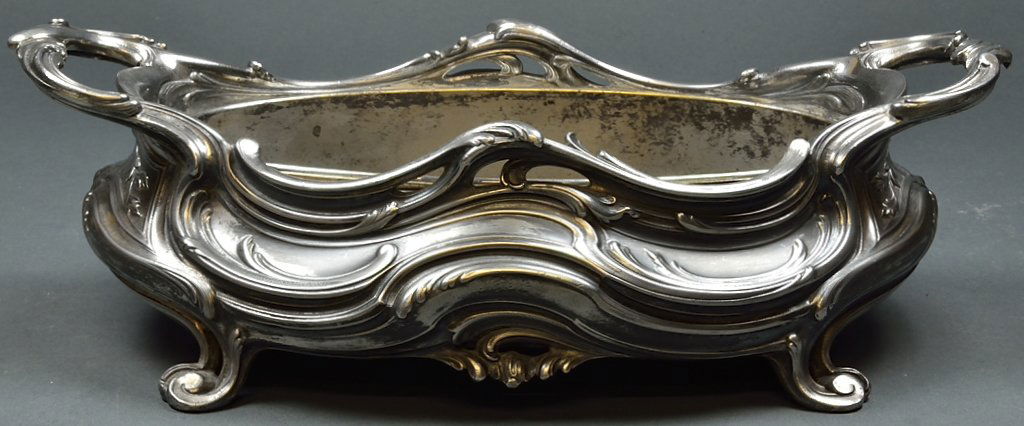 AN ART NOUVEAU STYLE SILVER PLATED SERVING DISH: AN ART NOUVEAU STYLE SILVER PLATED SERVING DISH Early 20th Century A demure Art Nouveau style silver plated serving dish features a fluid acanthus scrolling movement throughout, two handles, and raise