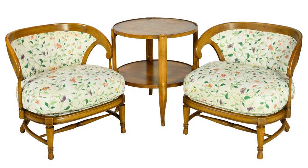 A PAIR OF ANTIQUE ART NOUVEAU STYLE CHAIRS WITH ROUND T: A PAIR OF ANTIQUE ART NOUVEAU STYLE CHAIRS WITH ROUND TABLE Early 20th Century A fine pair of Art Nouveau style chairs features a curved wingback, tapered upright supports, a carved conforming apron,