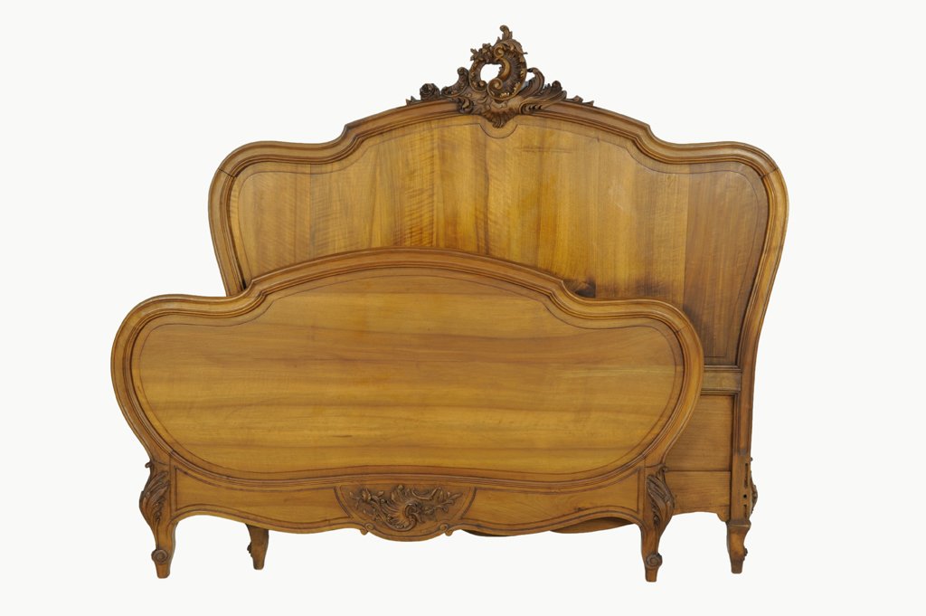 A FINE CARVED ANTIQUE LOUIS XV STYLE BED: A FINE CARVED ANTIQUE LOUIS XV STYLE BED Early 20th Century, France A fine antique Louis XV style bed features a large pierced carved scrolling acanthus center detail, having carved edge, and a single