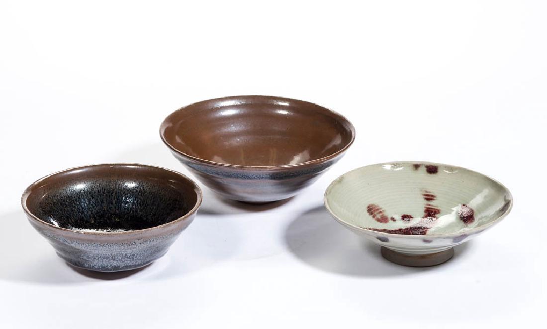 AMERICAN MINNIE NEGORO ALFRED UNIVERSITY MID-CENTURY: AMERICAN MINNIE NEGORO ALFRED UNIVERSITY MID-CENTURY BOWLS, LOT OF TWO, both with a black/brown glaze over a dark brown clay body with trimmed foot. Incised "M. Negoro / Alfred, N.Y." on the base of b