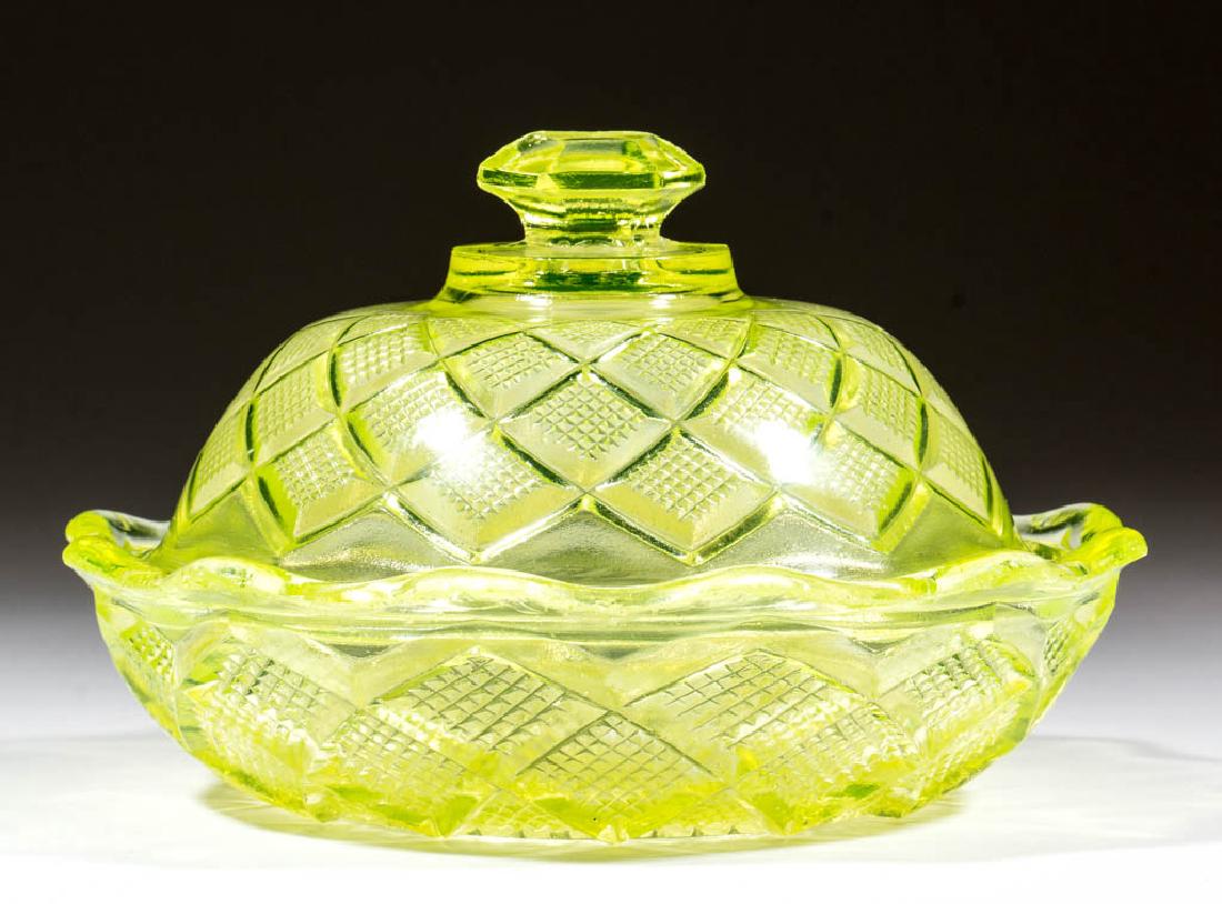 PRESSED DIVIDED DIAMONDS NAPPIE WITH COVER / BUTTER (1 of 1)