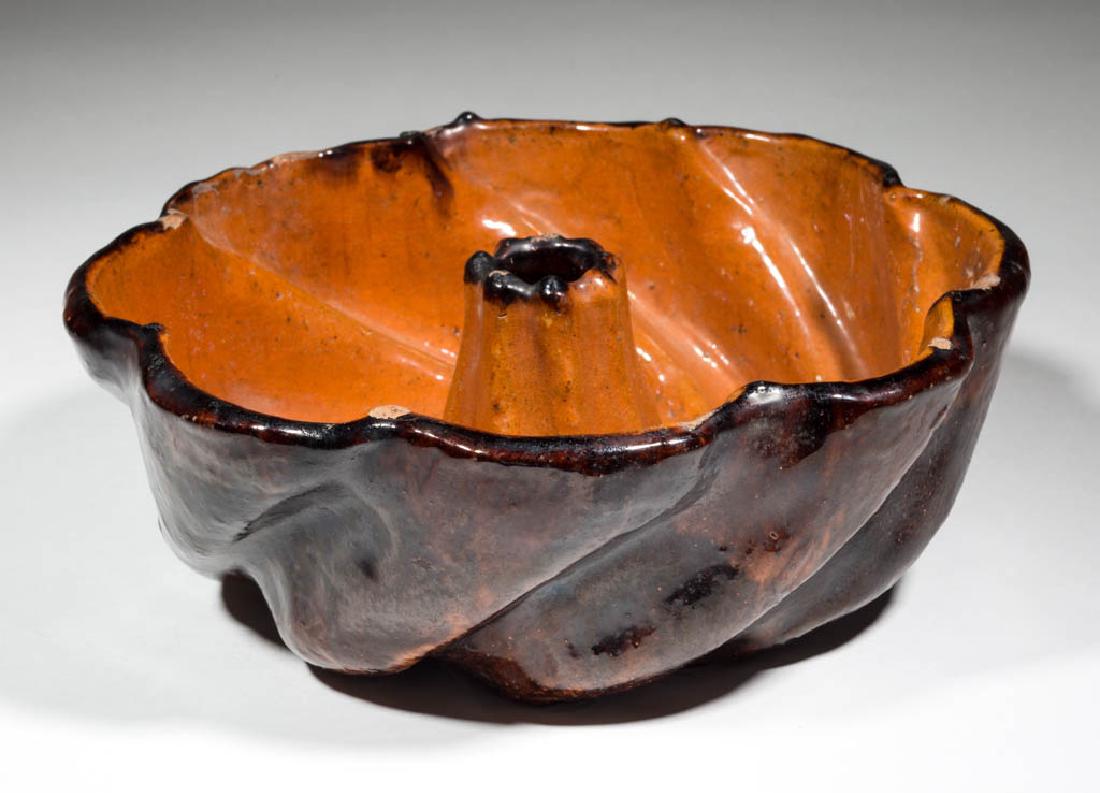 STRASBURG, SHENANDOAH VALLEY OF VIRGINIA EARTHENWARE / (1 of 3)