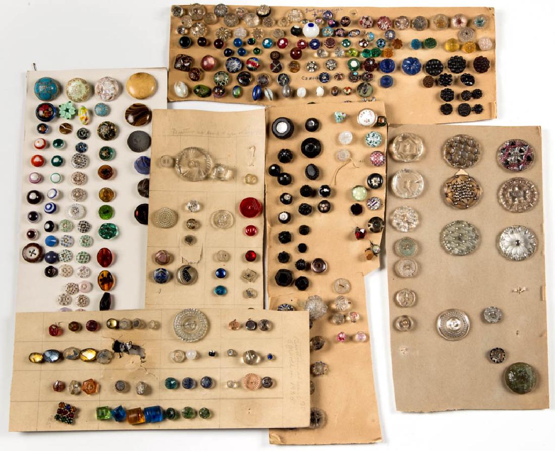 ASSORTED ANTIQUE / VINTAGE GLASS BUTTONS (1 of 9)