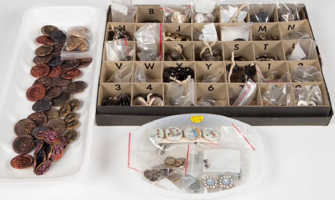 ASSORTED ANTIQUE / VINTAGE BUTTONS (1 of 5)