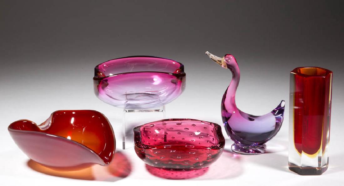 ASSORTED MURANO ART GLASS ARTICLES, LOT OF FIVE: ASSORTED MURANO ART GLASS ARTICLES, LOT OF FIVE, comprising an alexandrite bowl, an air-trap bowl, an opalescent amber bowl, a duck figurine, and a cased hexagonal vase. Murano, Italy. Second half 20t