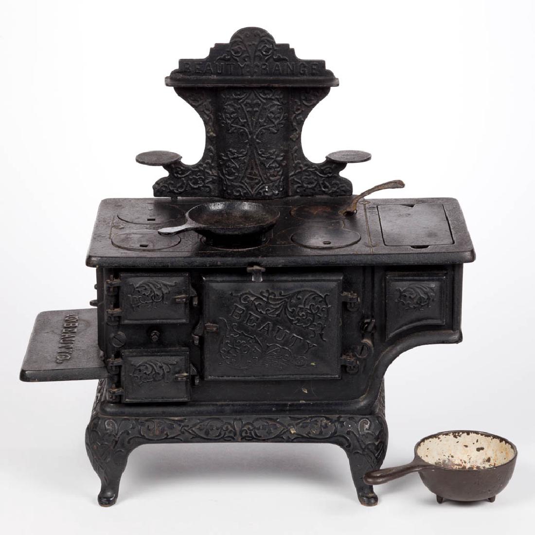 KENTON "BEAUTY" CAST-IRON TOY COOK RANGE STOVE (1 of 2)