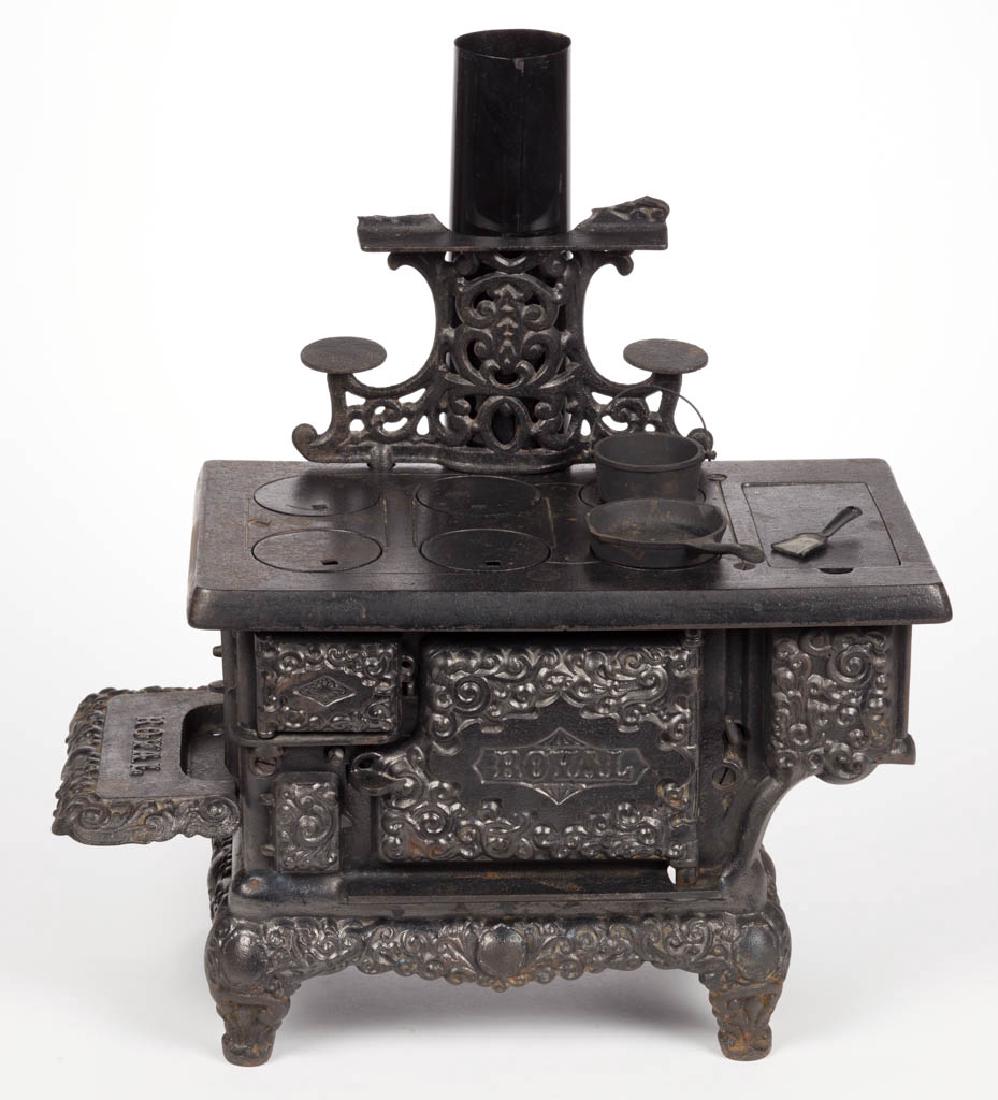 "ROYAL" CAST-IRON TOY COOK RANGE STOVE (1 of 2)