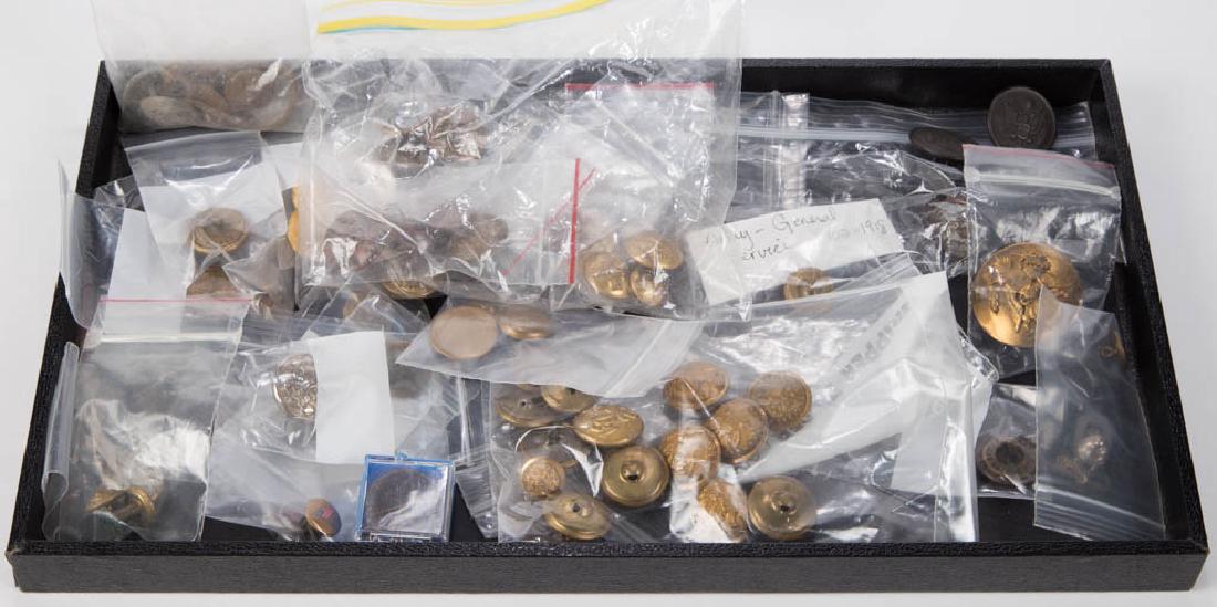 AMERICAN AND OTHER MILITARY / SERVICE BUTTONS (1 of 2)