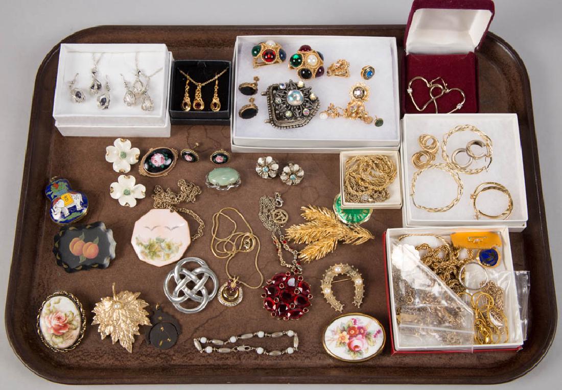 ASSORTED COSTUME JEWELRY (1 of 3)