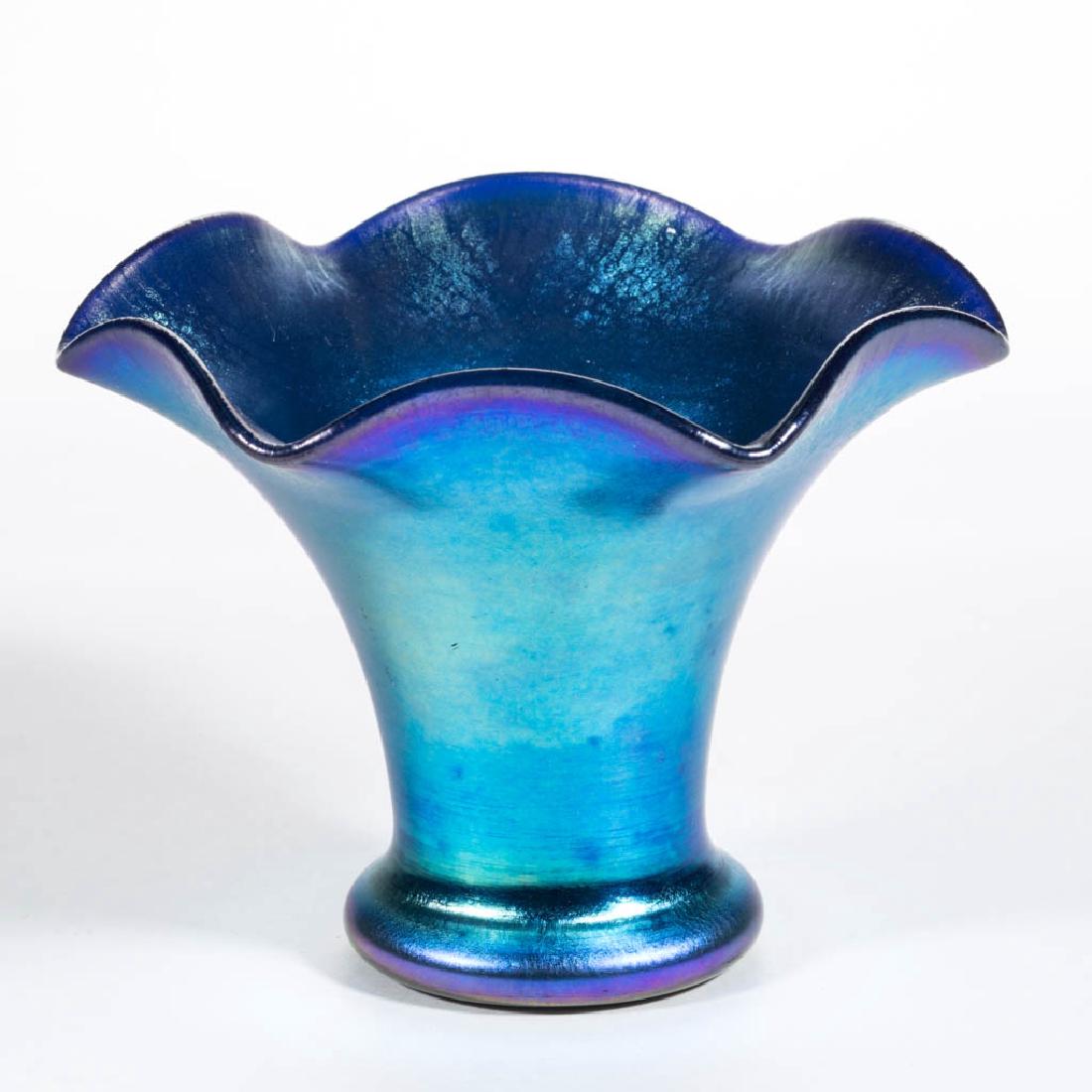 STEUBEN BLUE AURENE ART GLASS SWEETPEA VASE (1 of 2)