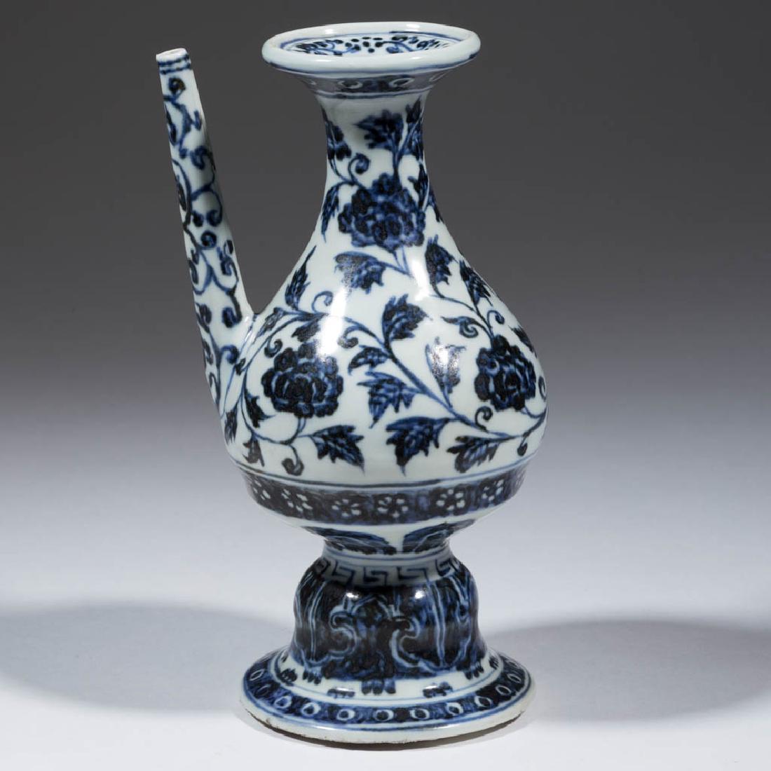 CHINESE EXPORT MING-STYLE PORCELAIN EWER / KENDI (1 of 6)