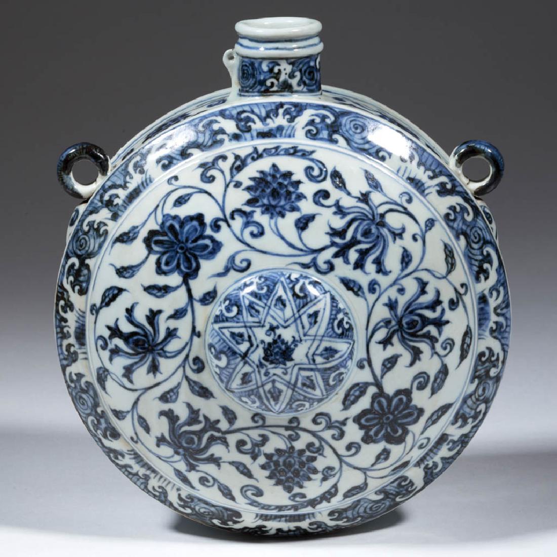 CHINESE EXPORT MING-STYLE PORCELAIN MOON FLASK VASE (1 of 6)