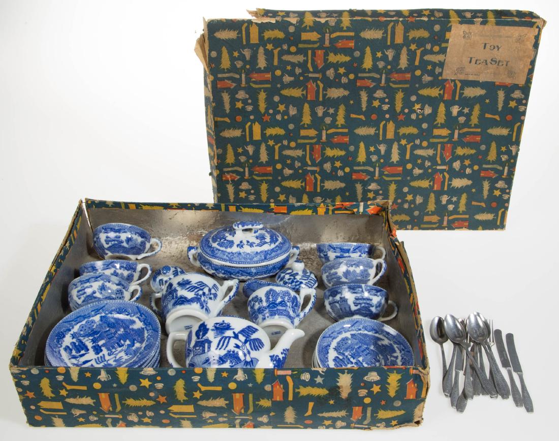 JAPANESE BLUE WILLOW CHILDREN'S PORCELAIN TEA SET, LOT: JAPANESE BLUE WILLOW CHILDREN'S PORCELAIN TEA SET, LOT OF 21,comprising six plates, five saucers, six cups, one covered tureen, one covered sugar, one teapot, and one creamer/small pitcher, all with b