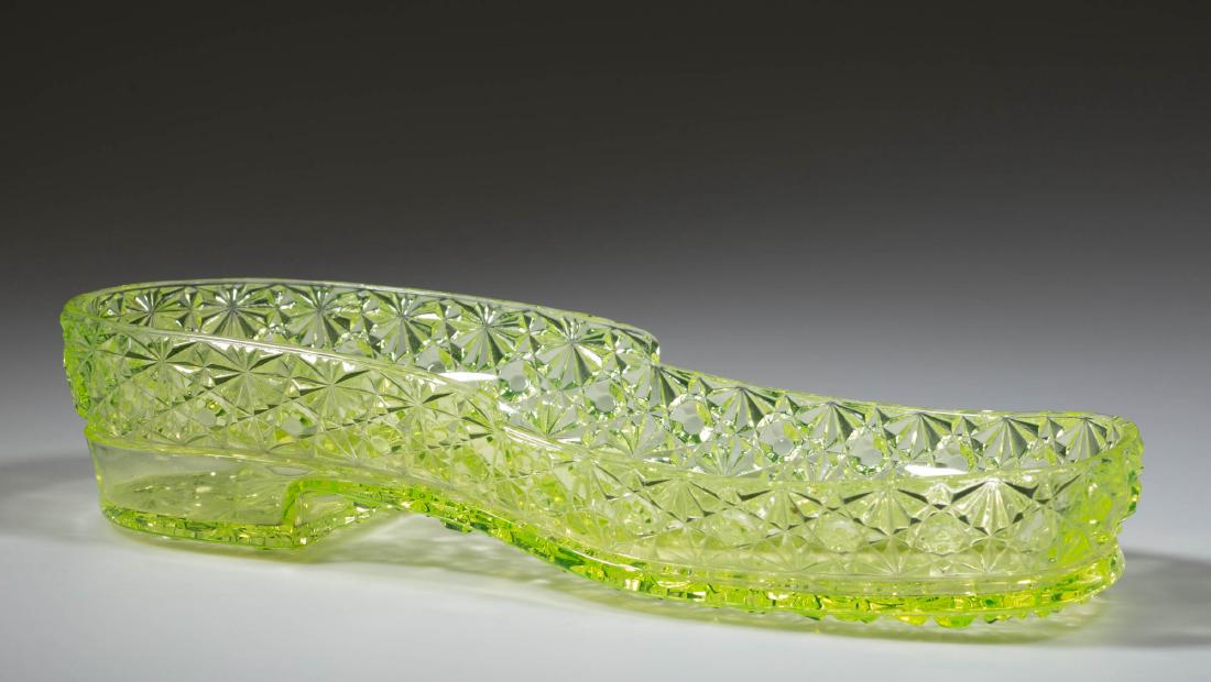 DAISY AND BUTTON NOVELTY SHOE CELERY TRAY (1 of 1)