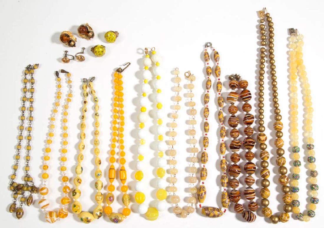 ASSORTED ANTIQUE / VINTAGE MOLDED GLASS BEAD COSTUME (1 of 4)