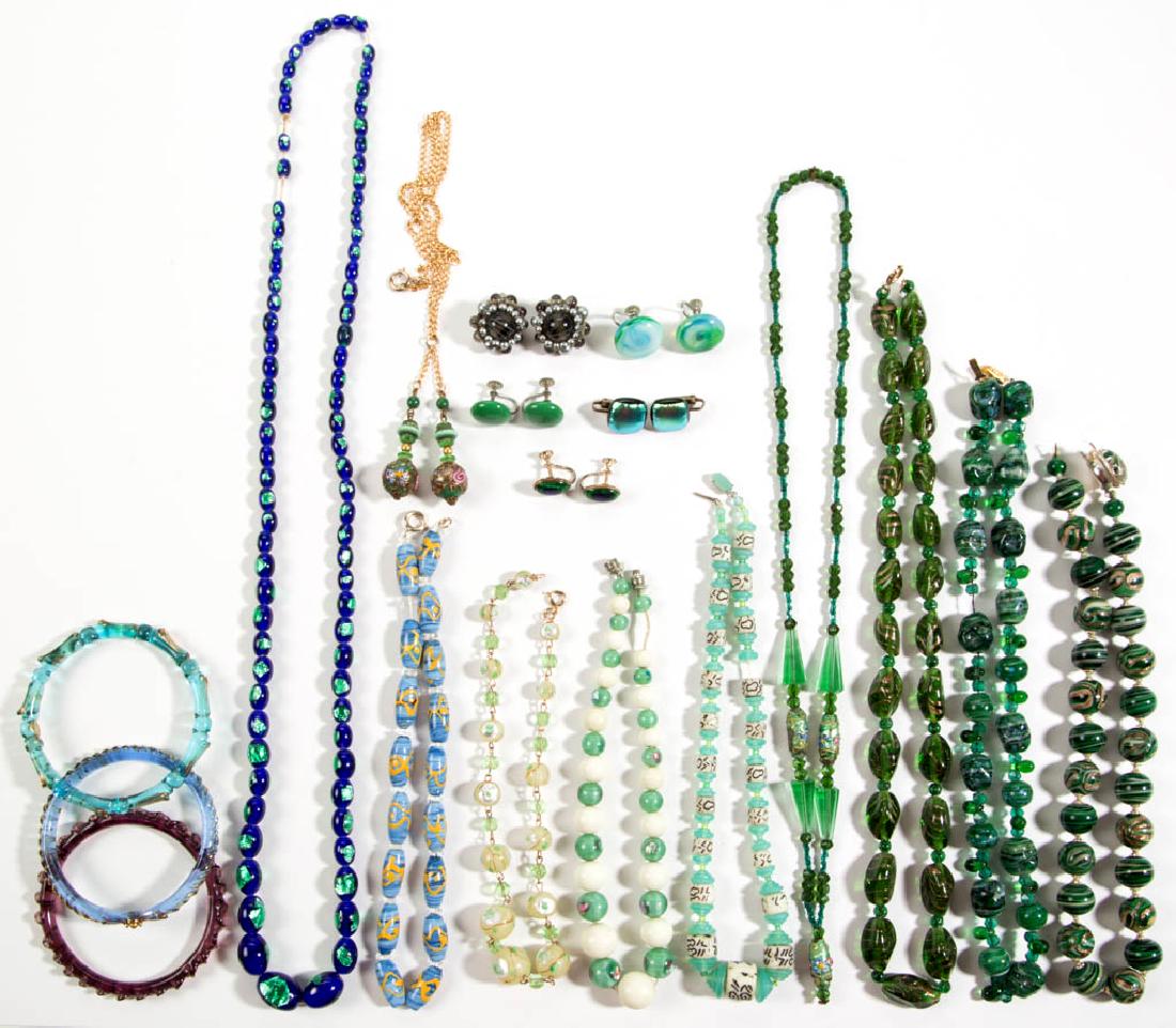 ASSORTED ANTIQUE / VINTAGE MOLDED GLASS BEAD COSTUME (1 of 4)