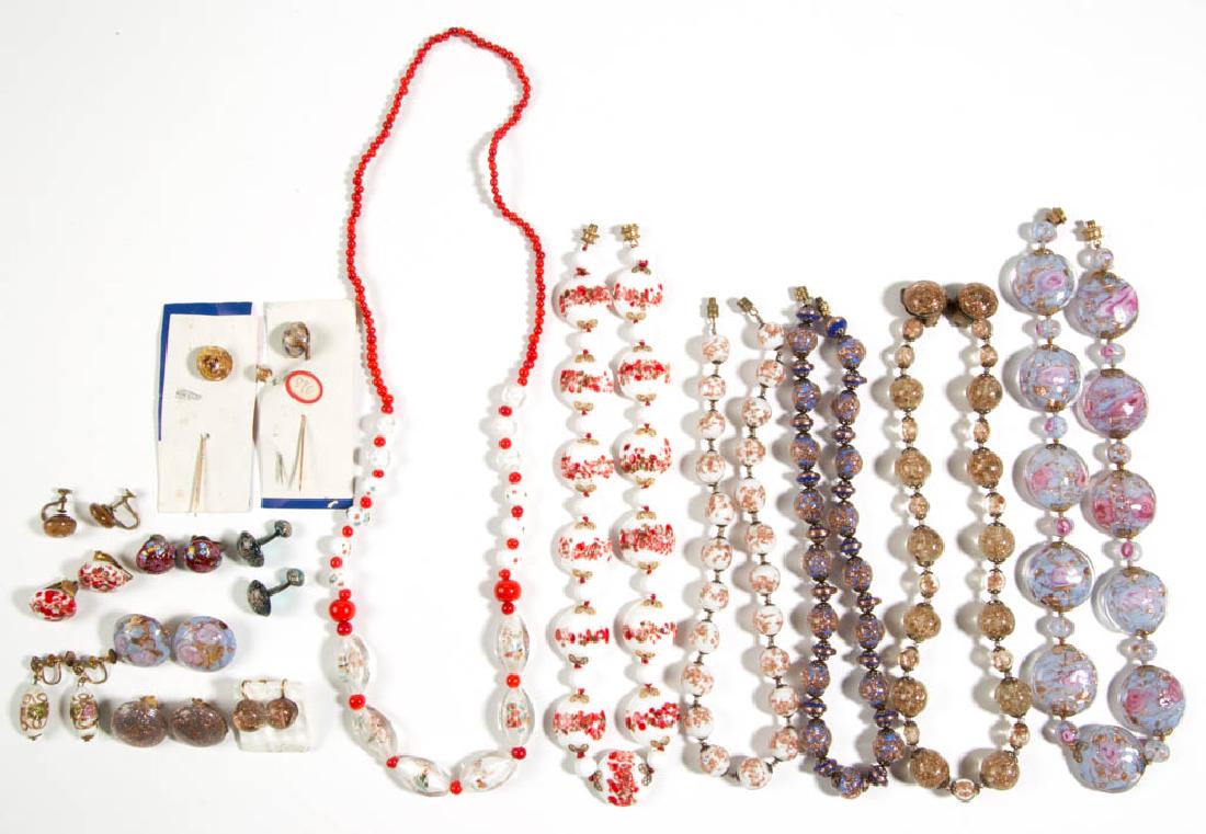 ASSORTED ANTIQUE / VINTAGE MOLDED GLASS BEAD COSTUME (1 of 4)