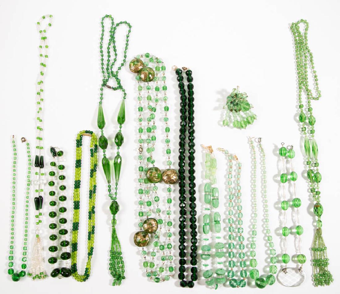 ASSORTED ANTIQUE / VINTAGE FACETED / MOLDED GLASS BEAD (1 of 3)