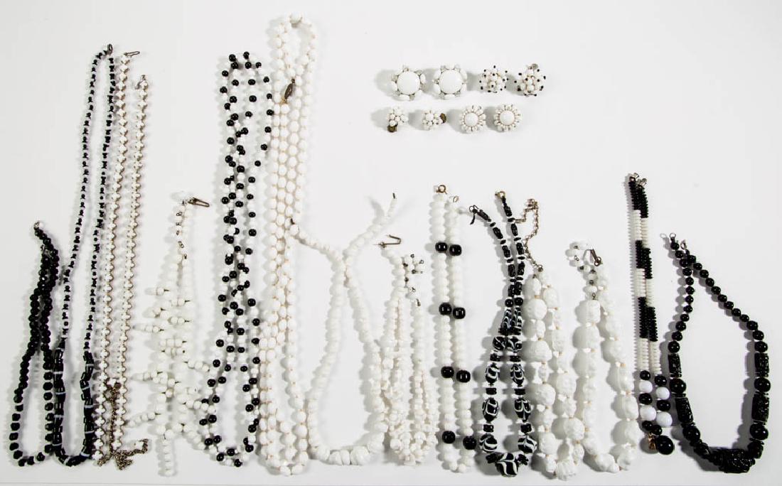 ASSORTED ANTIQUE / VINTAGE FACETED / MOLDED GLASS BEAD (1 of 4)