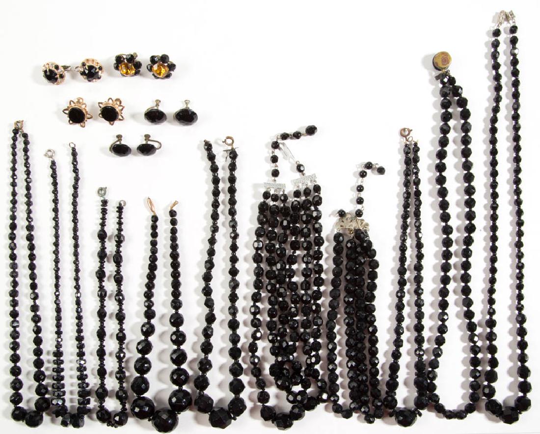 ASSORTED ANTIQUE / VINTAGE FACETED / MOLDED GLASS BEAD (1 of 4)