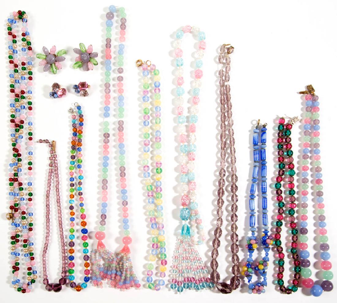 ASSORTED ANTIQUE / VINTAGE FACETED / MOLDED GLASS BEAD (1 of 4)