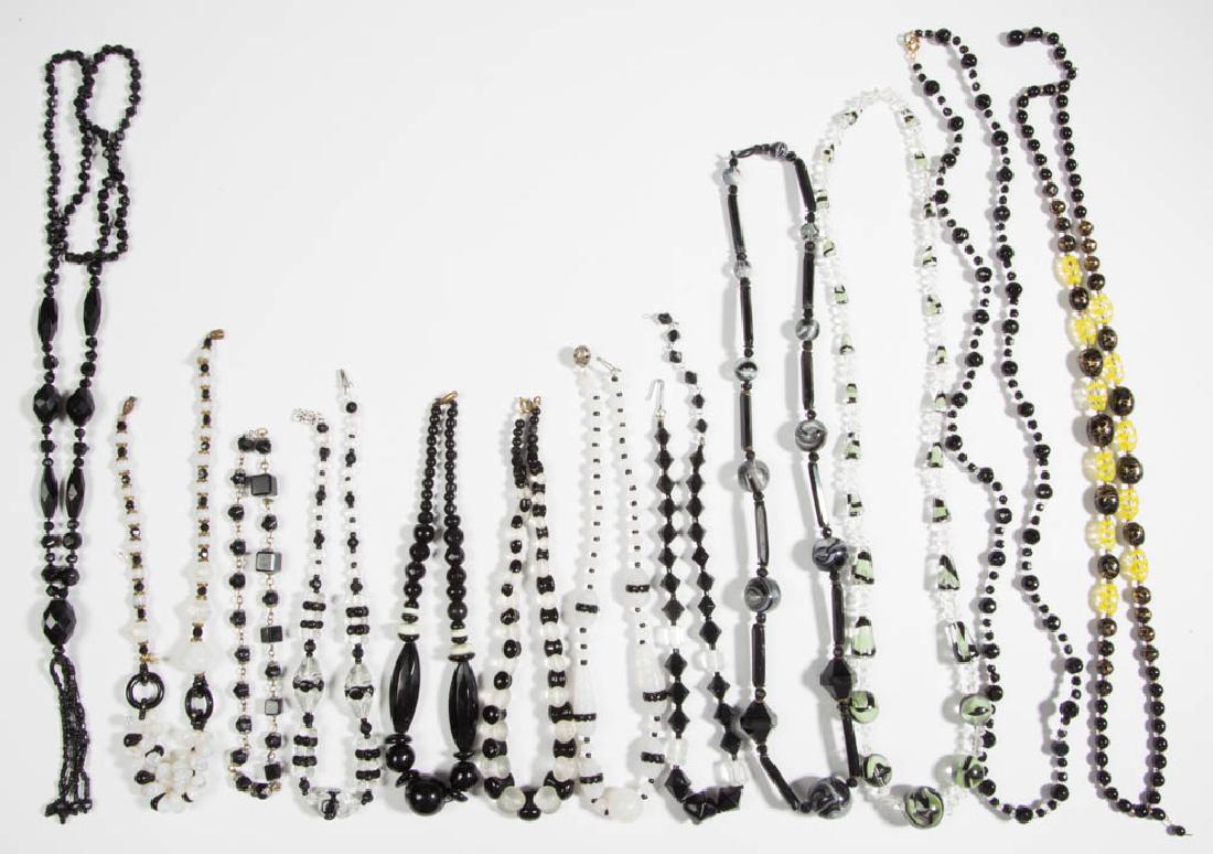 ASSORTED ANTIQUE / VINTAGE FACETED / MOLDED GLASS BEAD (1 of 3)