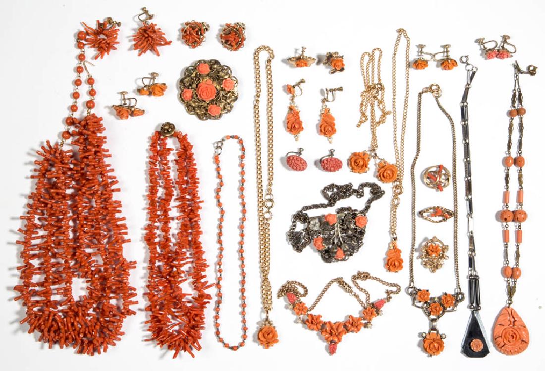 ASSORTED ANTIQUE / VINTAGE COSTUME JEWELRY, LOT OF 31 (1 of 4)