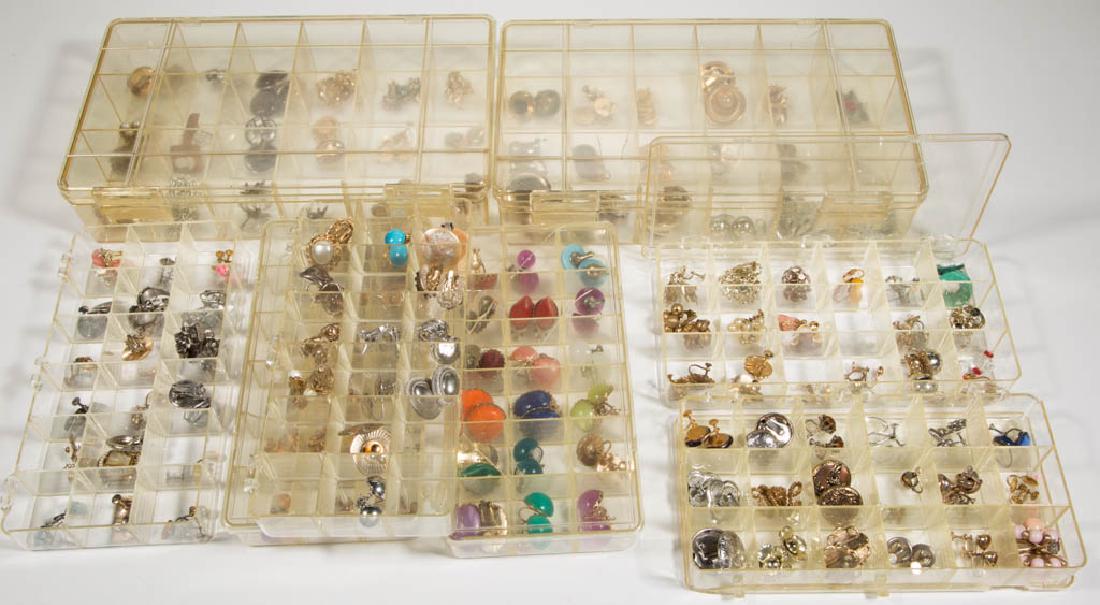 ASSORTED ANTIQUE / VINTAGE COSTUME JEWELRY EARRINGS (1 of 3)