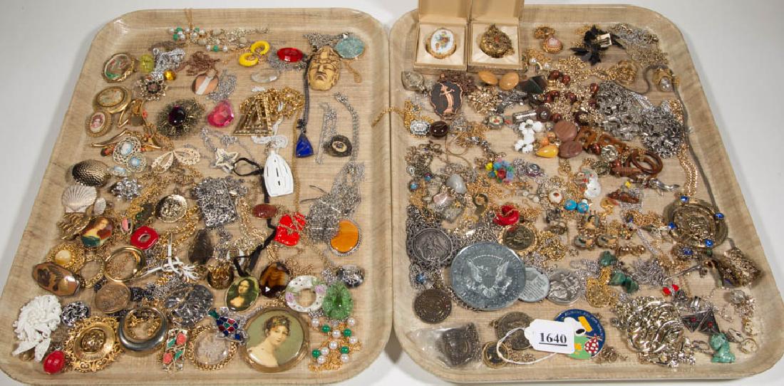 ASSORTED ANTIQUE / VINTAGE COSTUME JEWELRY (1 of 3)