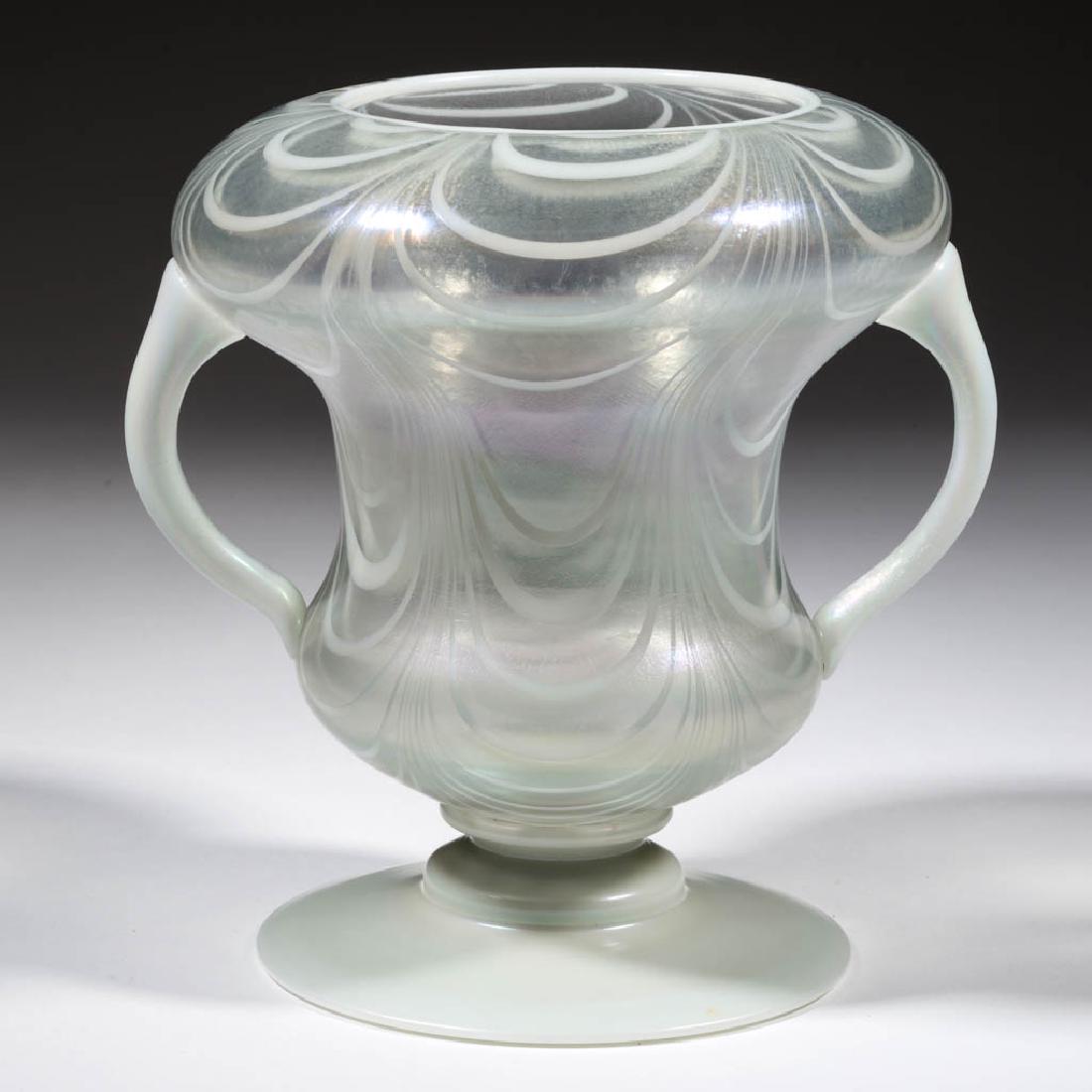 IMPERIAL FREE HAND LOOP ART GLASS VASE (1 of 2)