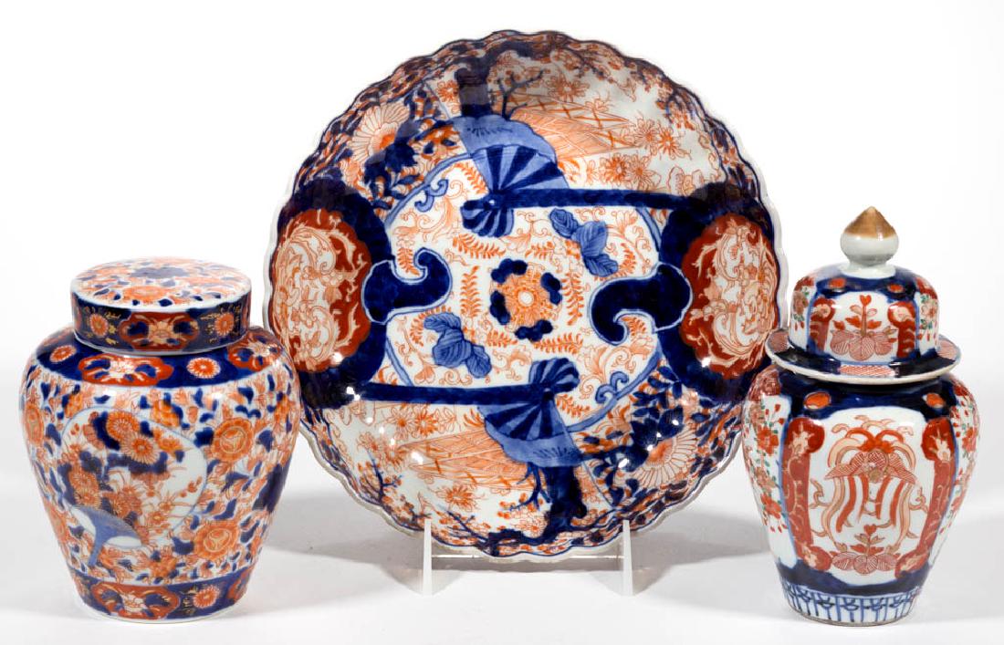 JAPANESE IMARI PORCELAIN ARTICLES, LOT OF THREE (1 of 5)