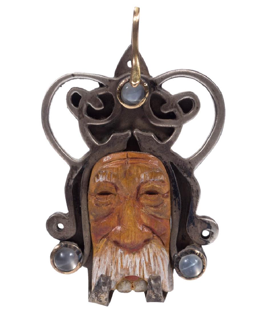 JOHN L. HEATWOLE (SHENANDOAH VALLEY OF VIRGINIA,: JOHN L. HEATWOLE (SHENANDOAH VALLEY OF VIRGINIA, 1948-2006) FOLK ART CARVING, collaboration with D. P. Hand, mounted as a brooch/pendant, sterling silver with 14K gold and moonstone, signed "JL HEATWO